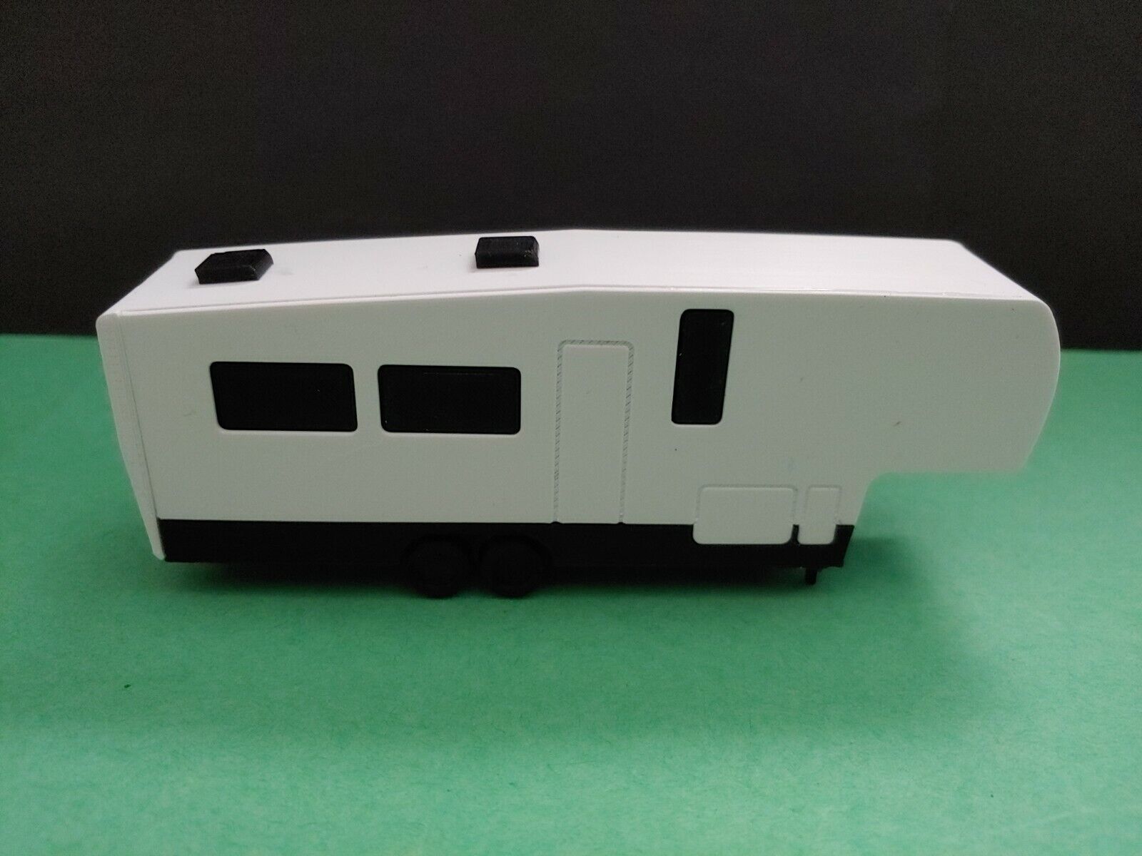 S scale 1:64 Forest River Cardinal Luxury 5th wheel camper RV w slideout